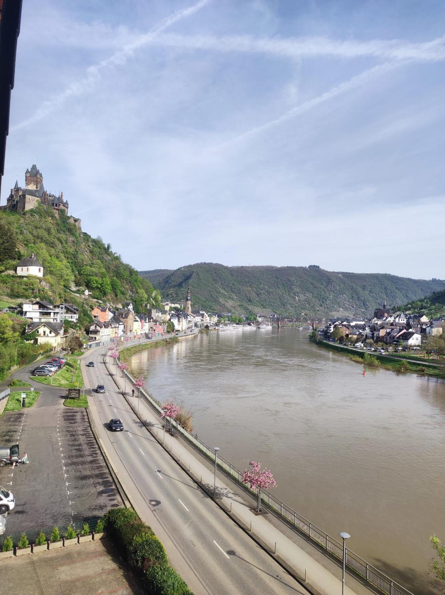 Panorama Oase Ferienwohnung Mit Blick Auf Mosel Und Reichsburg Cochem Ngoại thất bức ảnh